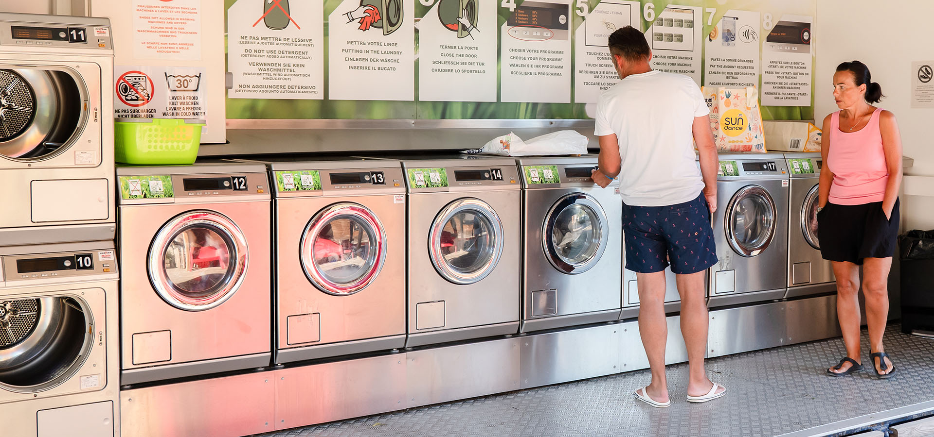 Camping san damiano services laverie couple qui lave son linge