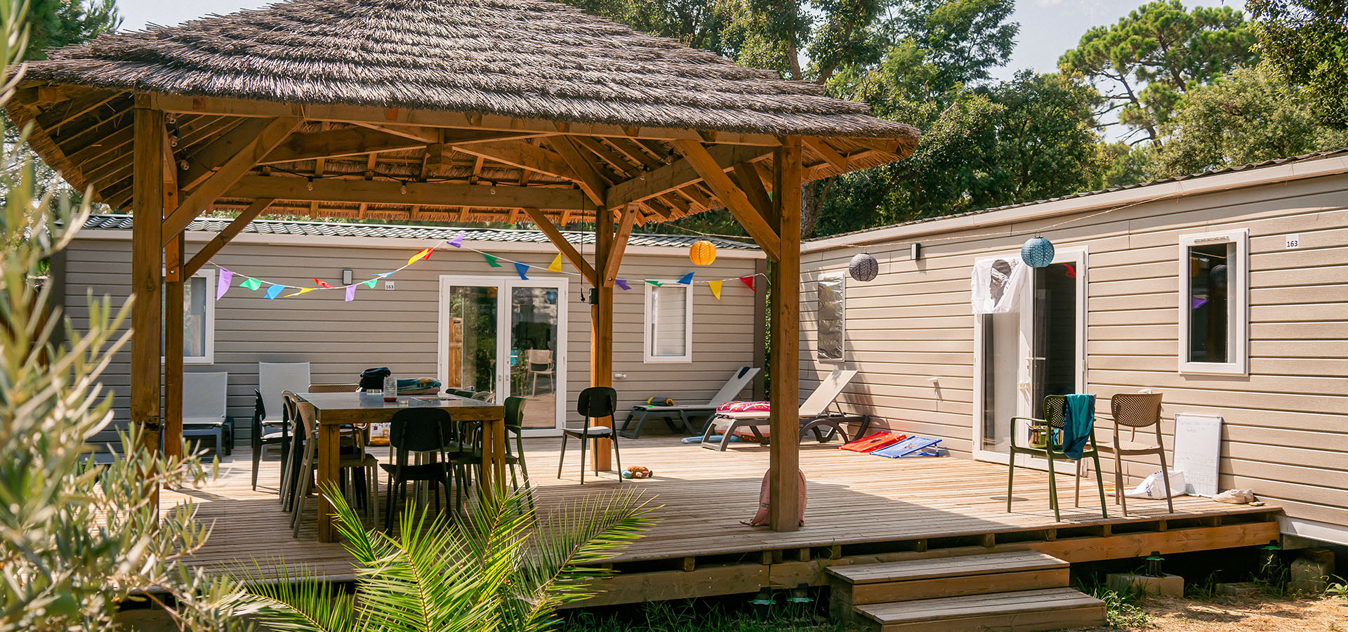 Camping san damiano bungalow amici vue large terrasse avec affaires des clients