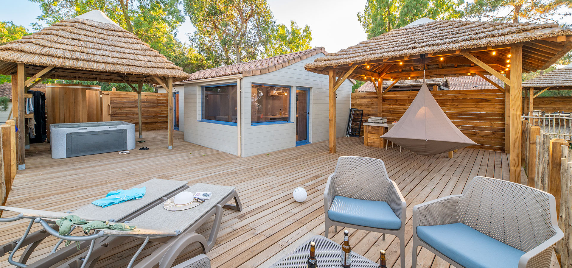 Camping san damiano bungalow elba terrasse spa transat salon table a manger