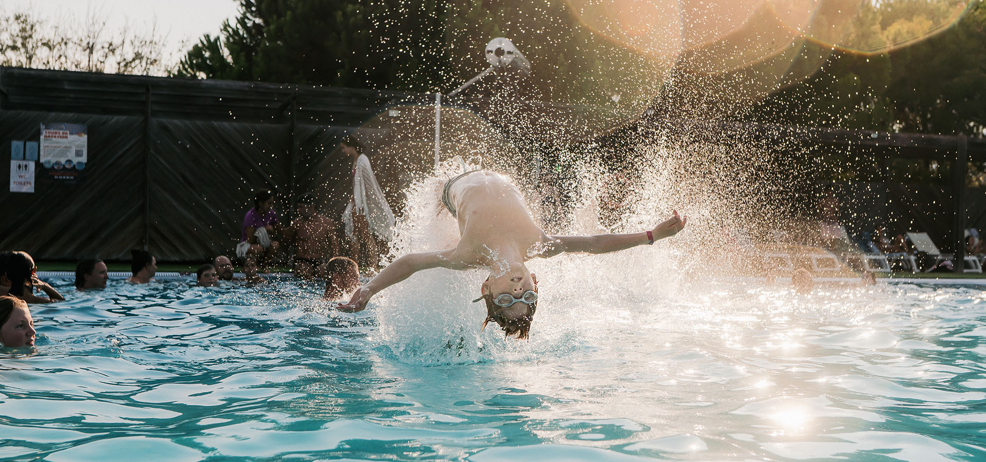 Camping san damiano piscine enfant qui fait un sot arriere