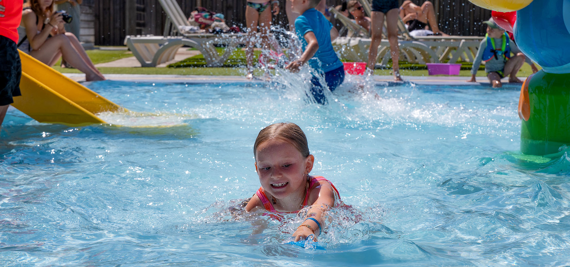 Camping san damiano piscine pataugeoire fille qui nage